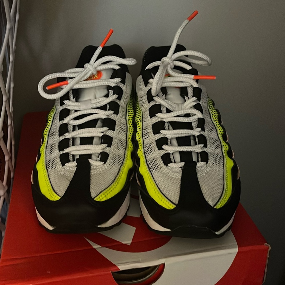 Nike Air Max   

size 3.5Y. Women’s 5